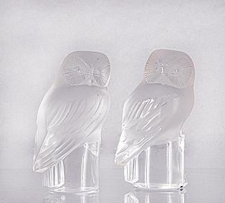 Par de búhos. Francia, siglo XX. Elaborados en cristal opaco Lalique. Firmados. 8.5 cm de altura c/u. Piezas: 2