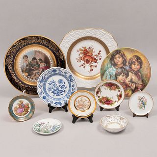 Lote de 10 platos decorativos. Alemania, Francia, Inglaterra, otros, siglo XX. Elaborados en porcelana, algunos Bavaria y Limoges.