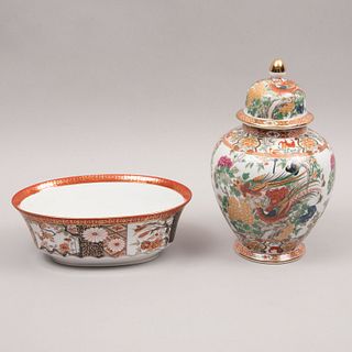 Tibor y centro de mesa. Japón. Siglo XX. Elaborados en porcelana Saji. Decorados con elementos vegetales, florales, orgánicos.