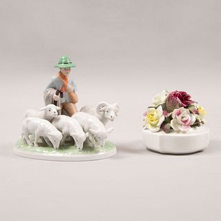 Lote de 2 figuras decorativas. Alemania e Inglaterra. SXX En porcelana Gerold & Co. y Lysander. Consta de: bouquet y pastor con ovejas.