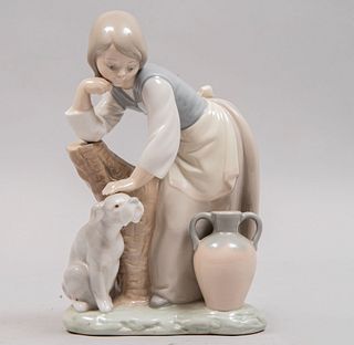 Niña aguadora con perro. España, siglo XX. Elaborada en porcelana Lladró acabado brillante. 20 cm de altura