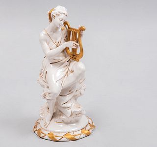 Musa con lira. Italia. Siglo XX. Elaborada en porcelana Capodimonte. Decorada con esmalte dorado. Detalles de conservación.