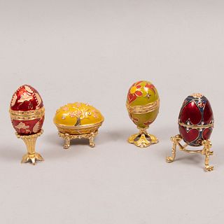 Juego de 4 huevos decorativos tipo Fabergeré. Siglo XX. Elaborados en metal base con aplicaciones de simulantes y esmalte alveolado.
