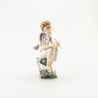 Playing With Doves 01008536 - Lladro Porcelain Figure
