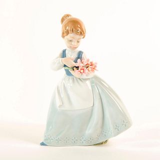 Nao by Lladro Figurine, My Bouquet