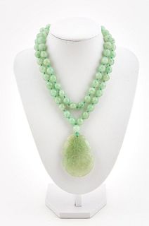 CHINESE GREEN JADE BEADED NECKLACE WITH PENDANT