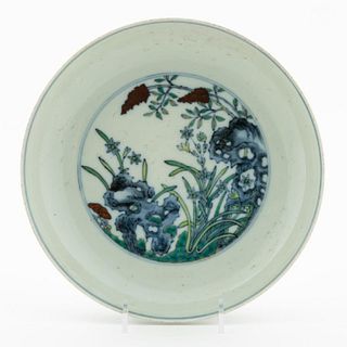 CHINESE DUCAI GLAZED DISH WITH FLORAL SCENE
