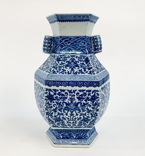 CHINESE QING STYLE BLUE AND WHITE FOLIATE VASE