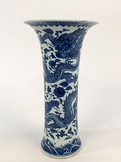 CHINESE QING STYLE BLUE AND WHITE DRAGON VASE