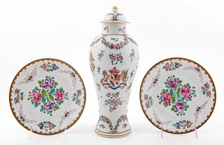 19TH C. SAMSON ARMORIAL URN AND TWO FLORAL PLATES