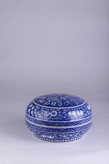 A Blue and White Loquat Porcelain Box
