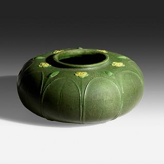Grueby Faience Company, Rare squat vase with cinquefoils