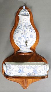 French Provincial Ceramic Lavabo, 20th c., with blue and white floral decoration, consisting of a reservoir, and a basin, on a large back plate, H.- 4