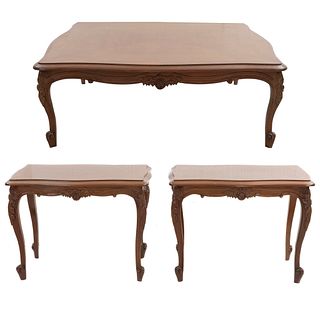 Juego de 3 mesas auxiliares. Siglo XX. En talla de madera. Consta de: Mesa de centro y par de mesas laterales.