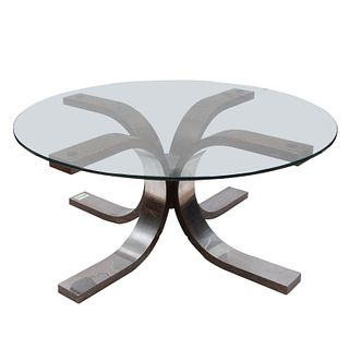 Mesa de centro. SXXI. Elaborada en madera con recubrimiento de lámina de metal plateado. Con cubierta circular de vidrio. 43 x 87 cm Ø