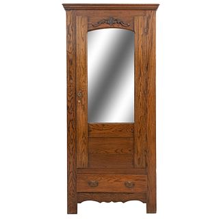 Ropero. Siglo XX. Elaborado en madera. Con cajón inferior, puerta con espejo biselado y soportes lisos.