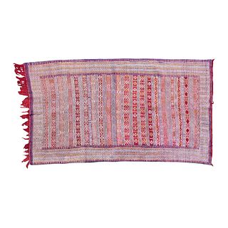 Tapete. Siglo XX. Estilo Kilim. Anudado a mano en fibras de lana. Decorado con motivos geométricos en colores rojo, morado y beige.