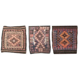 Lote de 3 tapetes. Siglo XX. Estilo Kilim. Elaborados en fibras de lana y algodón. Decorados con motivos geométricos.