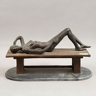 Desnudo femenino. Siglo XX. Fundición en bronce con base de mármol. 49 cm de longitud