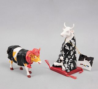 Lote de 2 figuras conmemorativas de vaca. China. Diseño a escala. Elaboradas en pasta. Marca Westland para CowParade.