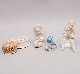 Lote de 6 piezas. Diferentes orígenes. Siglo XX. En porcelana y resina. Uno Lladró. Consta de: esquimal con oso, chara azul, otros.