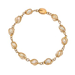 Pulsera con perlas en oro amarillo de 10k. 11 perlas cultivadas color crema de 7 mm. Peso: 11.2 g.