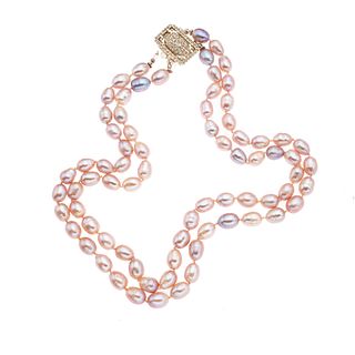 Collar con perlas y plata .925. 75 perlas cultivadas color rosa en forma oval. Broche en plata .925.
