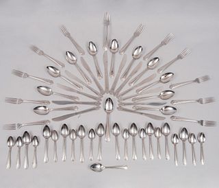 Juego de cubiertos. Siglo XX. Elaborados en metal plateado. Consta de: 12 cucharas cafeteras, 12 tenedores, 12 cuchillos y 23 cucharas.