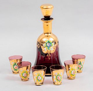 Juego de licor. Italia, años 70. Elaborado en cristal de murano color uva con detalles en esmalte dorado. Piezas: 7
