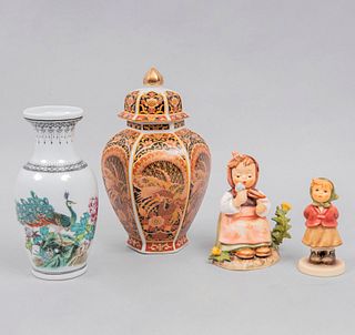 Lote de 4 piezas. Diferentes orígenes. Siglo XX. Elaboradas en porcelana, 2 Goebel. Consta de: jarrón, tibor y 2 figuras decorativas.