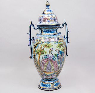 Tibor. Portugal, siglo XX. Elaborado en cerámica vidriada R.B. Alcobaca con detalles en azul cobalto. 66 cm de altura