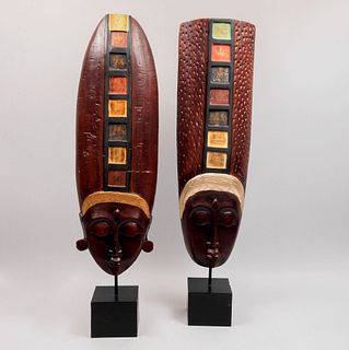 Lote de 2 máscaras tribales. Siglo XXI. En talla de madera. Con tocados casetonados detallados con policromía.