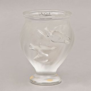 Violetero. Francia, siglo XX. Elaborado en cristal opaco Lalique con par de palomas frontales en alto relieve. 12.5 cm de altura
