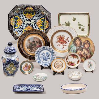 Lote de 15 piezas. Diferentes orígenes y diseños. Siglo XX. Elaborados en talavera y porcelana, algunos Bavaria y Limoges.