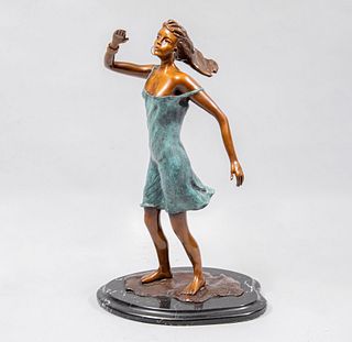 ALI. Escultura de dama. Firmada. Fundición en bronce patinado con base de mármol negro. 48 cm de altura