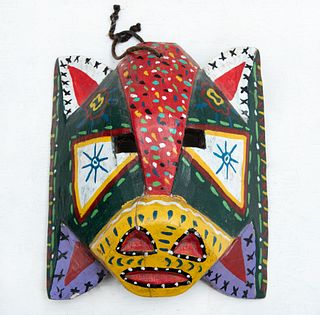 Máscara zoomorfa. Guatemala. Siglo XX. Elaborada en madera policromada.