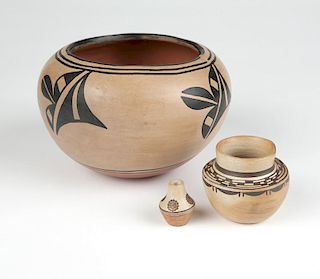 2 miniature Nampeyo pots & a Santana Melchor vase