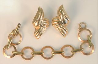 14K Gold Bracelet 
along with a pair of earrings
20 grams