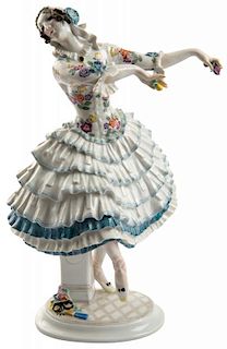 A PORCELAIN FIGURE OF CHIARINA FROM LE CARNIVAL, MEISSEN, AFTER A MODEL BY PAUL SCHEURICH