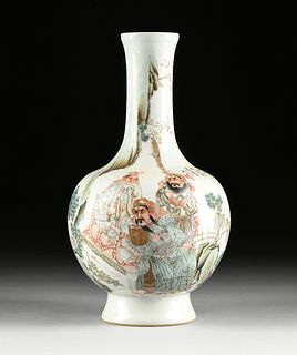 A CHINESE FAMILLE ROSE ENAMELED FIGURAL PORCELAIN VASE, 19TH/20TH CENTURY,