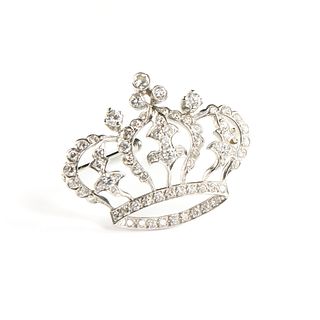 A BELLE ÉPOQUE STYLE DIAMOND AND 14K WHITE GOLD CROWN BROOCH,  