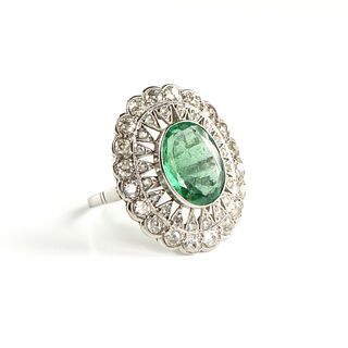AN ANTIQUE 18K WHITE GOLD, MINE CUT DIAMOND, AND EMERALD RING, LATE 19TH/EARLY 20TH CENTURY,
