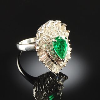 A PLATINUM, 14K WHITE GOLD, EMERALD, AND DIAMOND LADY'S RING,