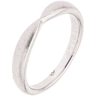 PLATINUM RING, TIFFANY & CO.  Engraved. Deep tester marks. Weight: 3.6 g. Size: 4