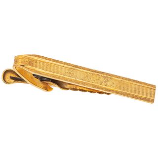 TIE CLIP IN 18K YELLOW GOLD Engraved. Weight: 5.6 g. Size: 0.19 x 1.6" (0.5 x 4.3 cm)