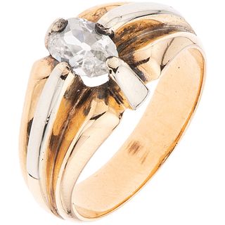SOLITAIRE RING WITH DIAMOND IN 14K ROSE GOLD Weight: 8.3 g. Size: 7 ¾ 1 Oval cut diamond ~0.40 ct (chipped on the girdle) Clarity: I1-I2 Color: I
