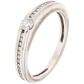 RING WITH DIAMONDS IN 18K WHITE GOLD Shows wear. Weight: 3.2 g. Size: 5 ¾ 25 Brilliant cut diamonds ~ 0.25 ct 