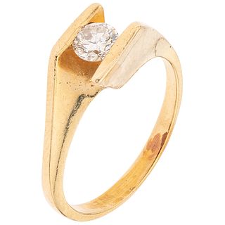 SOLITAIRE RING WITH DIAMOND IN 14K YELLOW GOLD Weight: 3.5 g. Size: 5 ¾ 1 Brilliant cut diamond ~ 0.30 ct ...