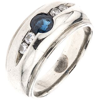 RING WITH SAPPHIRE AND DIAMONDS IN 18K WHITE GOLD Weight: 12.1 g. Size: 7 ½ 1 Round cut sapphire ~ 0.40 ct