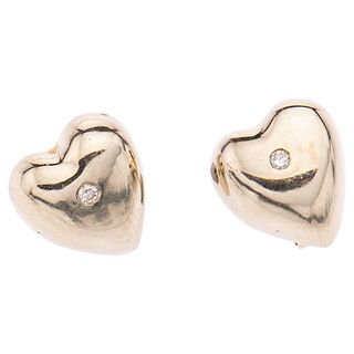 PAIR OF STUDS WITH DIAMONDS IN 14K WHITE GOLD Post and stud (one in silver). Weight: 5.3 g. Size: 0.39 x 0.43" (1.0 x 1.1 cm)